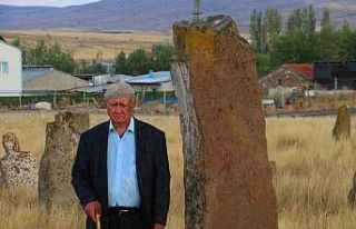 İki asırlık sahipsiz mezarlar sırrını koruyor