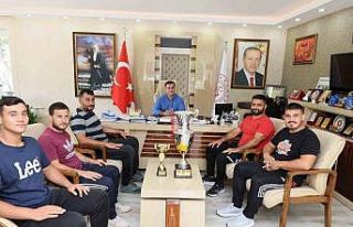 İl Müdürü Öztürk başarılı güreşçileri...