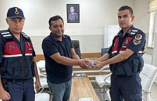 Jandarma vatandaşın yolda bulduğu parayı sahibine...