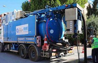 Kepez’de kanalizasyon hatları temizleniyor