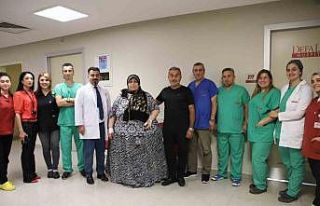 Kilolarından dolayı yürümekte zorlanan kadın...