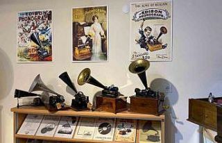 Koleksiyoner Raif Kara, geçmişin sesini geleceğe...