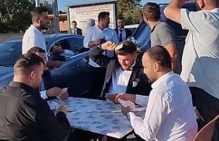 Konvoyu durdurup damada son kez pişti oynattılar