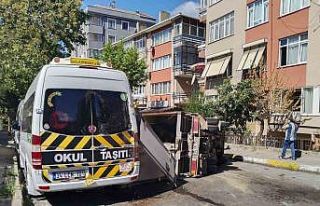 Maltepe’de süt yüklü kamyonet devrildi: 2 yaralı