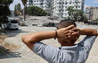 Mezun oldukları okulun yıkılışını izlediler