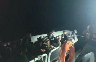 Midilli’ye kaçmak isteyen 19’u çocuk 37 göçmen...