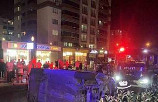 Önce reklam panosuna sonra aydınlatma direğine...