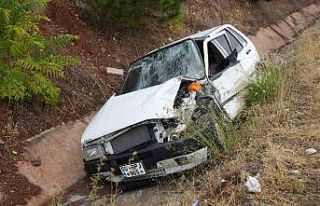 Otobüs ile çarpışan otomobil su kanalına devrildi:...