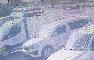 Otomobille çarpışıp savrulan motosiklet sürücüsü...