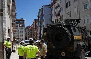 Polisi şehit etti, annesini rehin aldı: Silahlı...