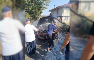 Sakarya’da alev alan otomobil kullanılamaz hale...