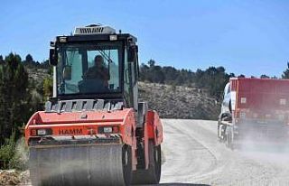 Silifke’de çiftçilerin kullandığı yollar yenileniyor