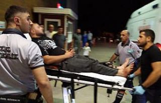 Site bahçesinde alkol alan 2 komşusunu bıçakladı