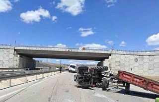 Traktör ile minibüs çarpıştı: 1 yaralı