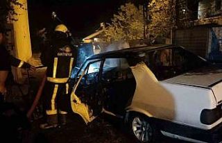 Van’da seyir halindeki otomobil alev alev yandı