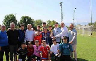 Yaz Kur’an kursu futbol turnuvasında kupalarını...