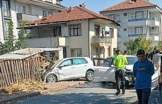 2 otomobil çarpıştı, 4 kişi yaralandı