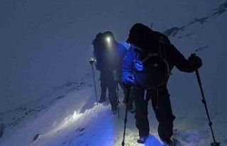 Ağrı Dağı’na zorlu tırmanış