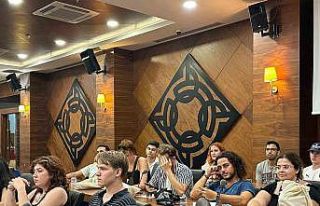 Alman ve Türk gençler Konyaaltı Meclisi’nde siyaseti...