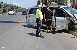 Antalya’da hafif ticari araç aydınlatma direğine...