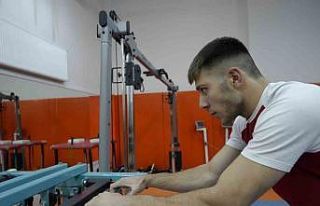 Bilek güreşini bırakmak üzereyken antrenörünün...