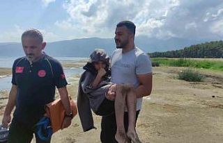 Botla göle açılan çocuklar, rüzgarda sürüklenince...