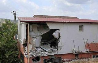 Çöp kamyonu mutfağa daldı: 1 yaralı