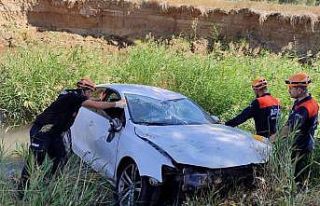 Direksiyon hakimiyetini kaybedip dereye uçtu: 1 ölü