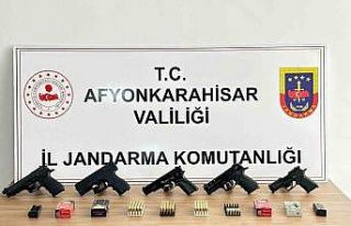 Düğünde havaya ateş açan magandalar silahlarıyla...