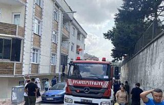 Esenyurt’ta ev yangını, itfaiye eri çocuğu böyle...