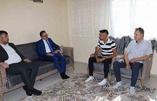 Gediz’de Kaymakam Alkan yaralı askeri evinde ziyaret...