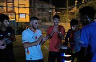 Halı sahada sürpriz doğum günü