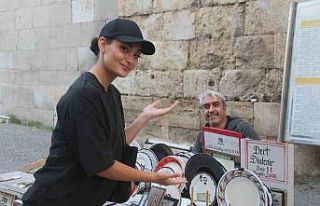 Hem sanatını yapıyor hem ücret karşılığı...