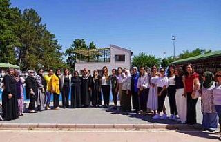 İlk defa havuza gidip yüzmeyi öğrendiler