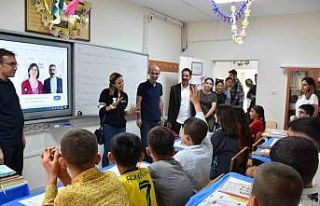 İşitme engelli öğrencilere kırtasiye desteği