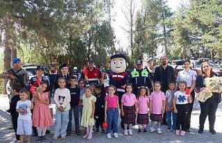 Jandarma okulun ilk gününde öğrencileri ziyaret...