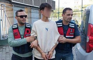 Jandarmanın yakaladığı genç, uyuşturucu madde...