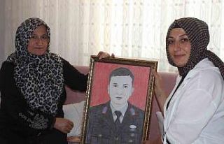 Kahramanmaraş’ta bir ressam şehitlerin resimlerini...