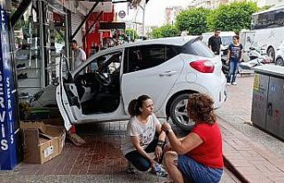 Kaldırımı aşan otomobil, ayakkabı mağazasına...