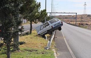 Kontrolden çıkan otomobil bariyer demirlerine çıktı...