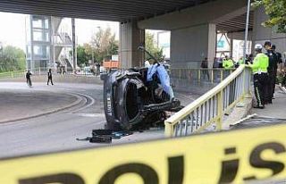 Konya’da üst geçitten aşağıya düşen otomobil...