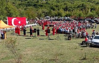 Köy yollarının asfaltlanmasını mehter takımıyla...