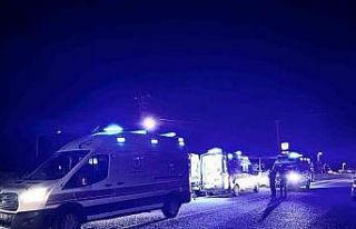 Kütahya’da işçi servisi ile otomobil çarpıştı:...