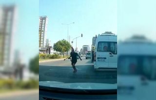 Minibüs şoföründen trafikte araç sürücüsüne...