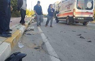 Minibüsle çarpışan motosikletin sürücüsü hayatını...