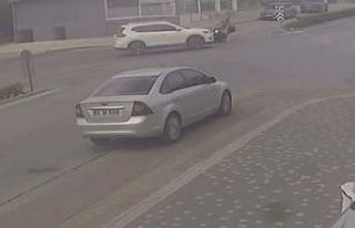 Motosiklet ile otomobilin çarpışması kamerada