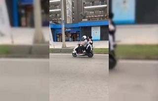 Motosiklet üzerinde kucağında bebekle seyretti:...