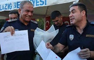 Öğrencilerin ziyaret ettiği depremzede itfaiyecilere...