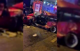 Otomobil belediye otobüsüne çarptı: 1 ölü, 3...