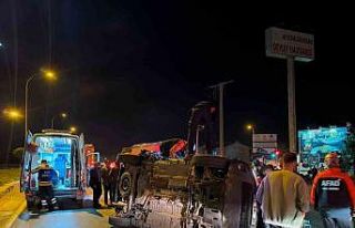 Otomobil ile kamyonetin çarpıştığı kazada 3...